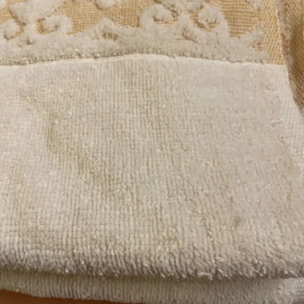 Vintage JCPenney Sculpted Bath Towel Light Yellow Daisy Floral Fringe 40x22
